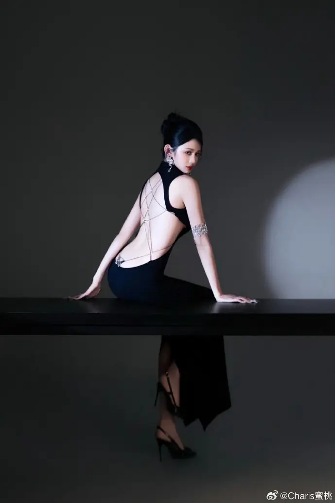 理发师使用平板学习新技术